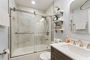Combined shower/tub, hair dryer, towels