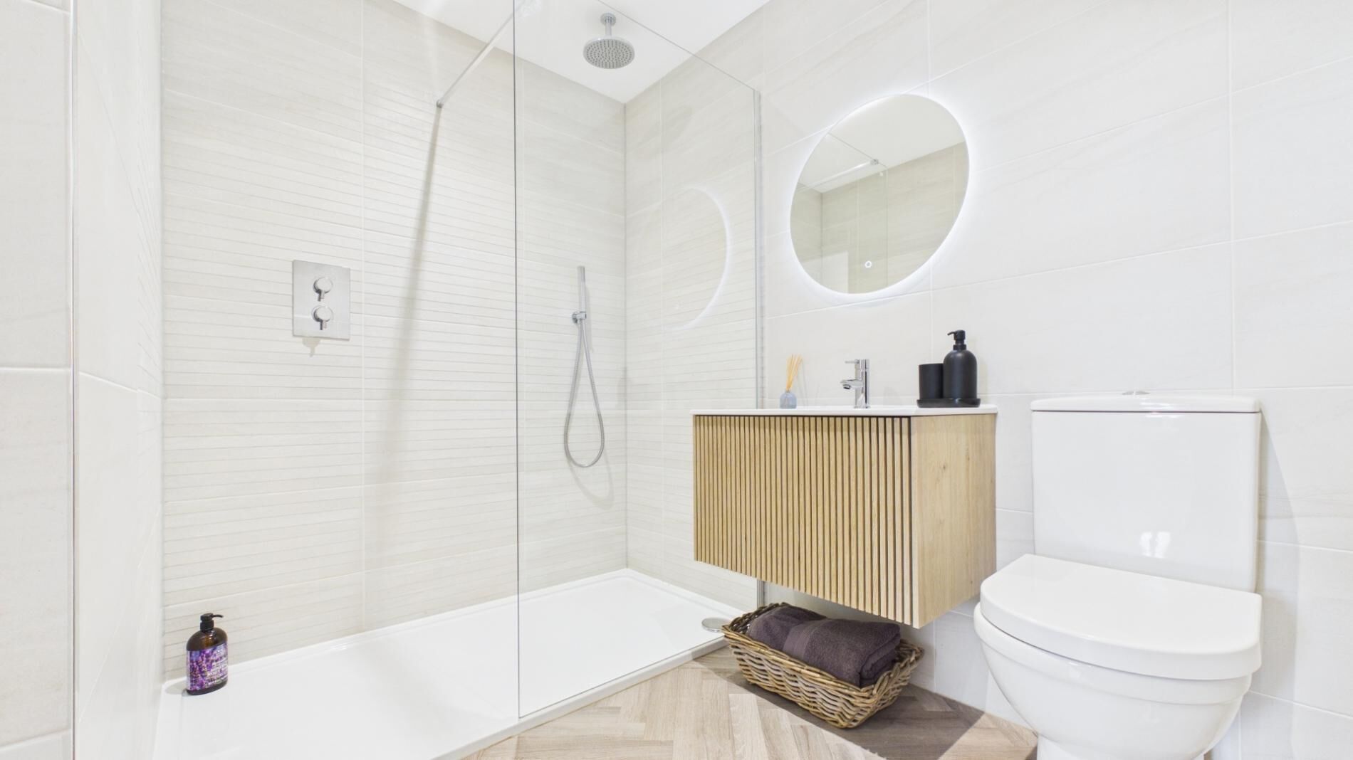 Apartment (2 Bedrooms) | Bathroom | Shower, hair dryer, towels