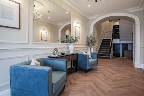 Reception - No. 4 Croft House - Luxury 2 Bed Apartment - Tenby (Tenby)