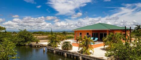 المنشأة من الخارج