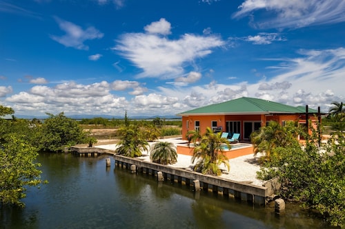 Modern Home with Private Plunge Pool in Placencia