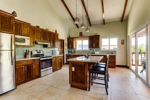 ثلاجة، ميكروويف، موقد طهي مسطح، غسالة أطباق