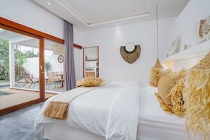 Villa básica, 1 cama King size | 1 habitación, tabla de planchar con plancha y ropa de cama 