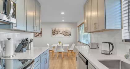 Beautiful Furnished 2 Bedroom w Fast Wi-Fi + Parking Space + Central DT Location