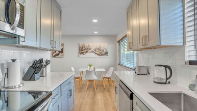 Beautiful Furnished 2 Bedroom w Fast Wi-Fi + Parking Space + Central DT Location