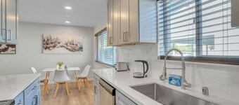 Beautiful Furnished 2 Bedroom w Fast Wi-Fi + Parking Space + Central DT Location