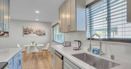 Beautiful Furnished 2 Bedroom w Fast Wi-Fi + Parking Space + Central DT Location