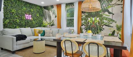 Departamento Confort | Área de sala de estar | Smart TV de 50 pulgadas con canales por cable y servicios de streaming