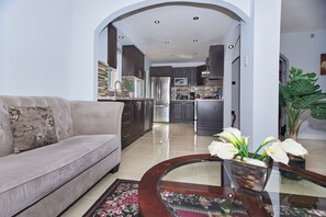 Een smart-tv en een open haard