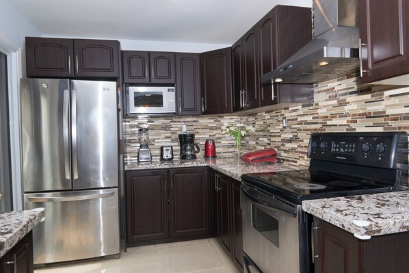 Een koelkast, een magnetron, een oven, een kookplaat