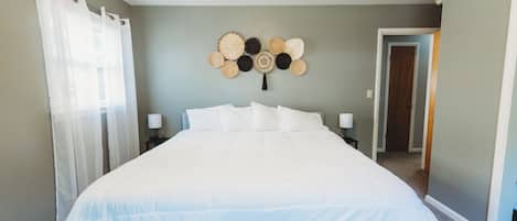 4 quartos, ferros/tábuas de passar roupa, berço de viagem