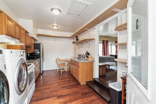 1 bedroom, 1 full bath shower, double vanity, full kitchen, eat in kitchen, deck