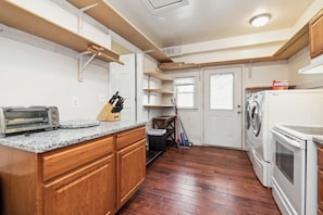 Microondas, horno, parrilla de estufa y lavavajillas