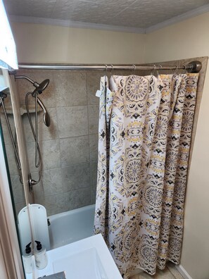 Haartrockner, Bidet, Handtücher, Seife