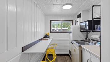 Refrigerador, microondas, parrilla de estufa y cafetera y tetera