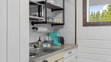 Refrigerador, microondas, parrilla de estufa y cafetera y tetera