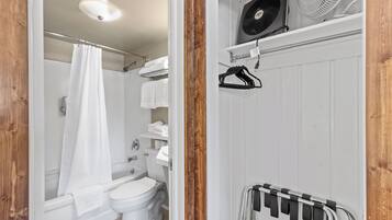 Ensemble douche/baignoire, sĂšche-cheveux, serviettes fournies