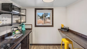 Coffee/tea maker, fridge, microwave, stovetop - Cozy Lazy Duck Inn #22: 1 min to Yellowstone, 2 full beds, kitchen, sleeps 4! (West Yellowstone)