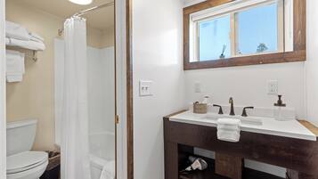 Combined shower/tub, hair dryer, towels