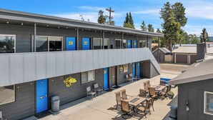 Ein zweistöckiges Motel mit blauen Türen, nummeriert von 23 bis 1.