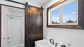 Combined shower/bathtub, hair dryer, towels