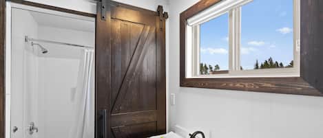 Combined shower/tub, hair dryer, towels