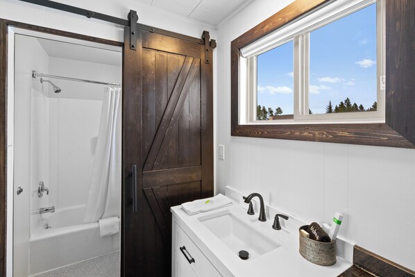 Combined shower/bathtub, hair dryer, towels