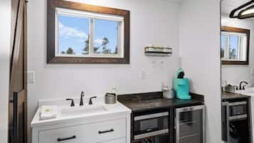 Fridge, coffee/tea maker