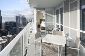 Outdoor dining - Level Seattle- Executive Two Bedroom Suite plus Office (Seattle)