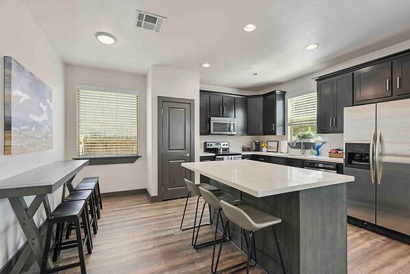 Réfrigérateur, micro-ondes, four, plaque de cuisson