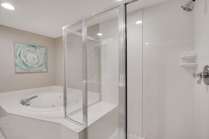 Combined shower/bathtub, hair dryer, towels - "Kays Coastal Getaway" | Palm Beach Resort A55 | Heated Outdoor Pool | My Beach Getaways (Orange Beach)