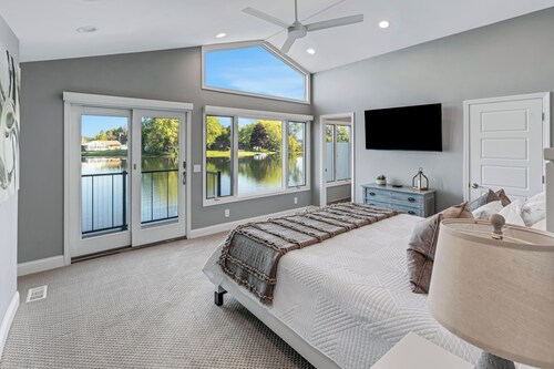 Whitmore Bay: Snowy Views & Lakefront Fun – Your Winter Retreat!