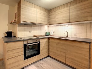 Mikrowelle, Ofen, Herdplatte, Geschirrspüler