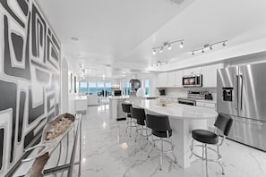Geladeira, micro-ondas, fogão, cooktop