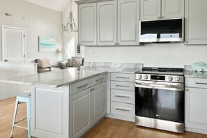 Fridge, microwave, oven, stovetop - 7223- Pelican Watch, Well maintained, beautiful Oceanfront home in Salvo! (Salvo)