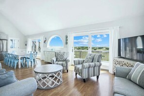 Fernseher, DVD-Player, Tischfußball, Bücher