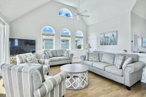 Fernseher, DVD-Player, Tischfußball, Bücher