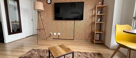 Executive-lejlighed | Stue | 43-tommers LCD-tv med digitale kanaler, Netflix, streamingtjenester