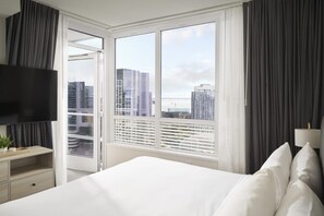 3 bedrooms, iron/ironing board, WiFi, bed sheets - Level Seattle- Water Views in this Three Bedroom Sky Suite (Seattle)