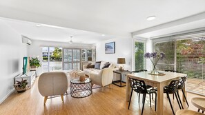 Smart TV - Sunsets at Snowmas Pooch Friendly Stunning Views (Noosa)