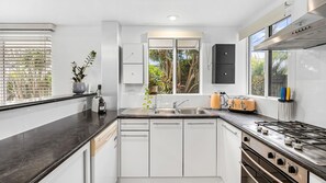 Fridge, microwave, oven, stovetop - Sunsets at Snowmas Pooch Friendly Stunning Views (Noosa)