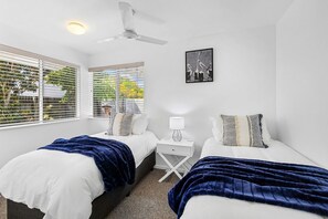 3 chambres, fer et planche à repasser, Wi-Fi, draps fournis