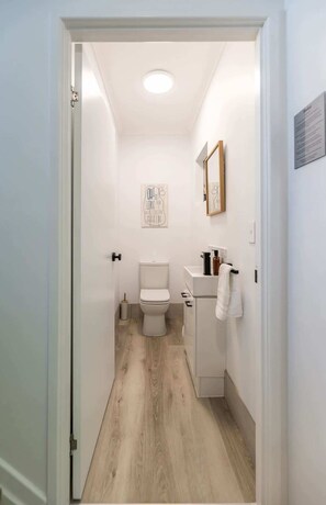 Shower, hair dryer - 10 Andari Sunshine Beach Beachside Luxury Home (Noosa)