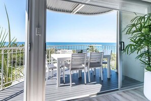 Outdoor dining - 10 Andari Sunshine Beach Beachside Luxury Home (Noosa)