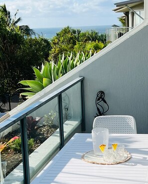 Outdoor dining - Belmore Palms 2 Min to Surfie Village Beach (Noosa)