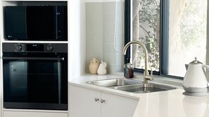 Fridge, microwave, oven, stovetop - Belmore Palms 2 Min to Surfie Village Beach (Noosa)