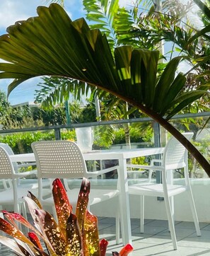 Outdoor dining - Belmore Palms 2 Min to Surfie Village Beach (Noosa)