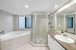 Shower, hair dryer - Belmore Palms 2 Min to Surfie Village Beach (Noosa)