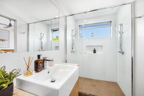 Shower, hair dryer - 3 Andari Sunshine Beach Modern Apt 1 Min Beach (Noosa)
