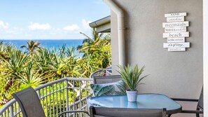 Outdoor dining - 3 Andari Sunshine Beach Modern Apt 1 Min Beach (Noosa)
